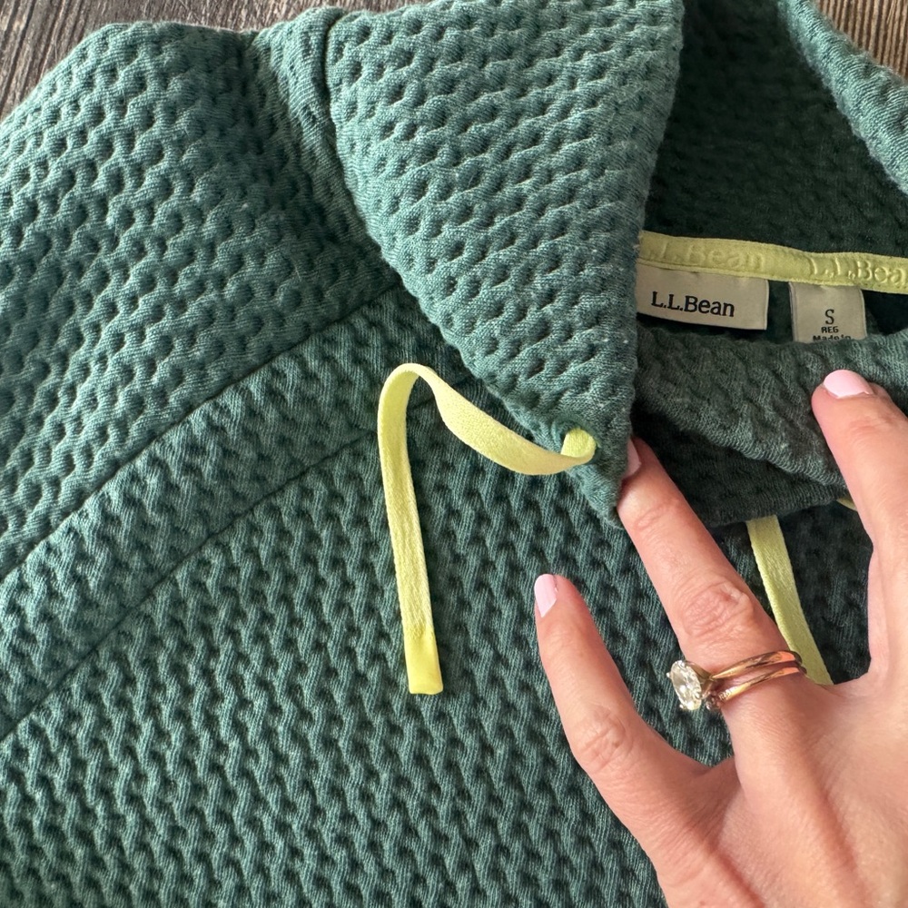 Women’s Sage Green Textured Pullover Sweater - Picture 3 of 4